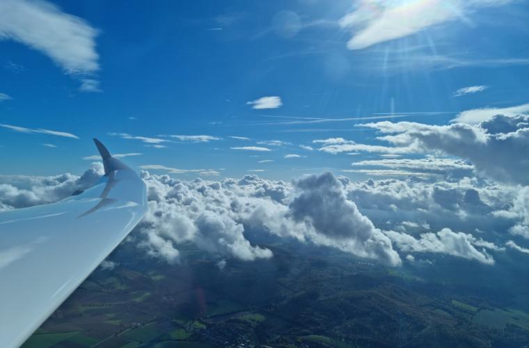 Flug über den Wolken