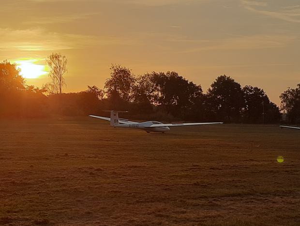 ASK 21 Landung ASK 21 Landung bei Sonnenaufgang
