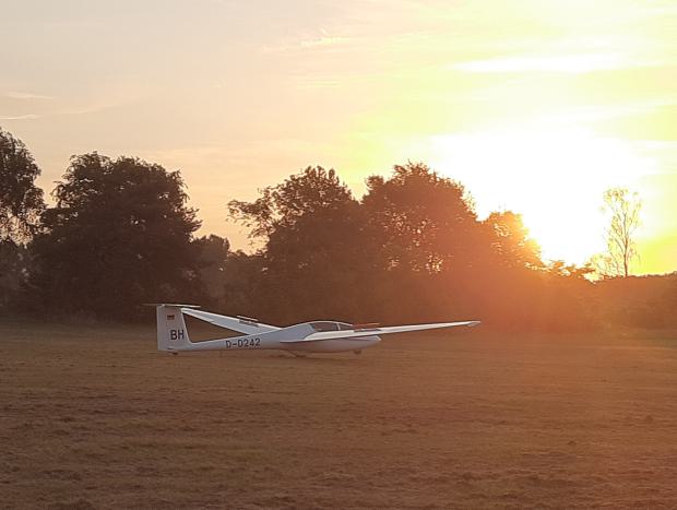 ASK 21 Landung ASK 21 Landung bei Sonnenaufgang