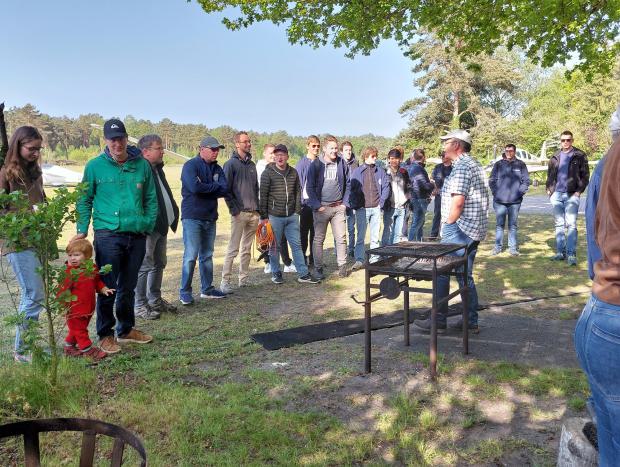 Morgens am Balken Besprechung