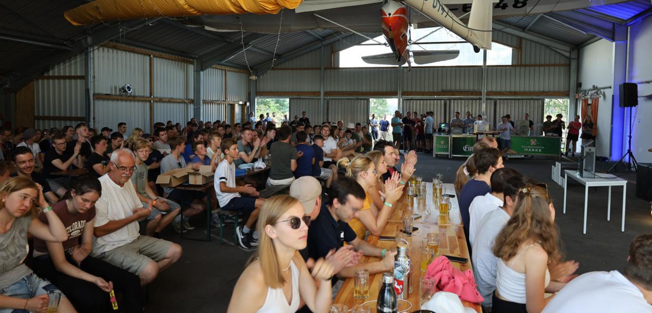 Landesjugendvergleichsfliegen 2023 abends in der Halle