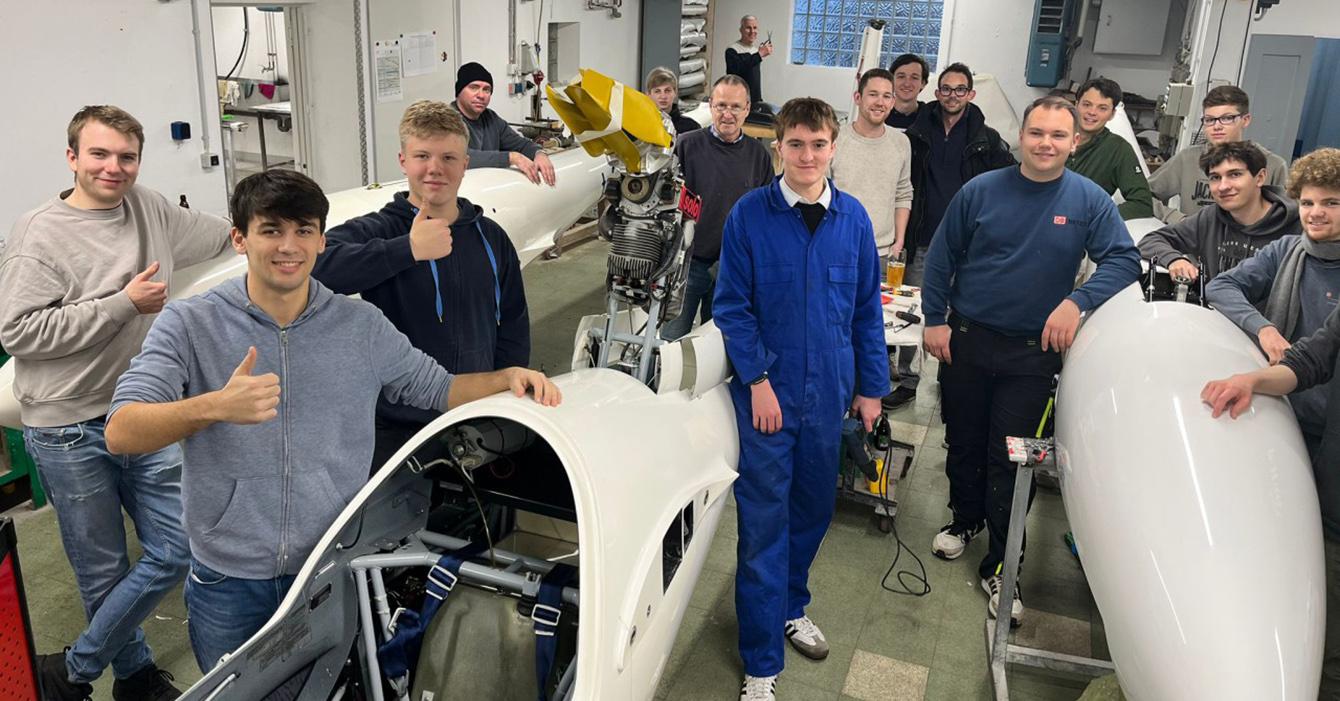 Mitglieder des LSV Burgdorf in der Werkstatt