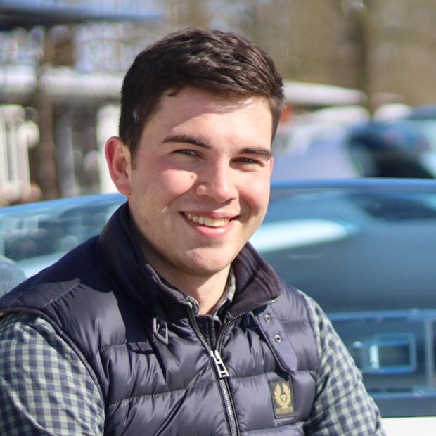 Clemens Freyer - Jugendgruppenleiter Eine Person lächelt in die Kamera, trägt eine gesteppte Weste, im Freien.