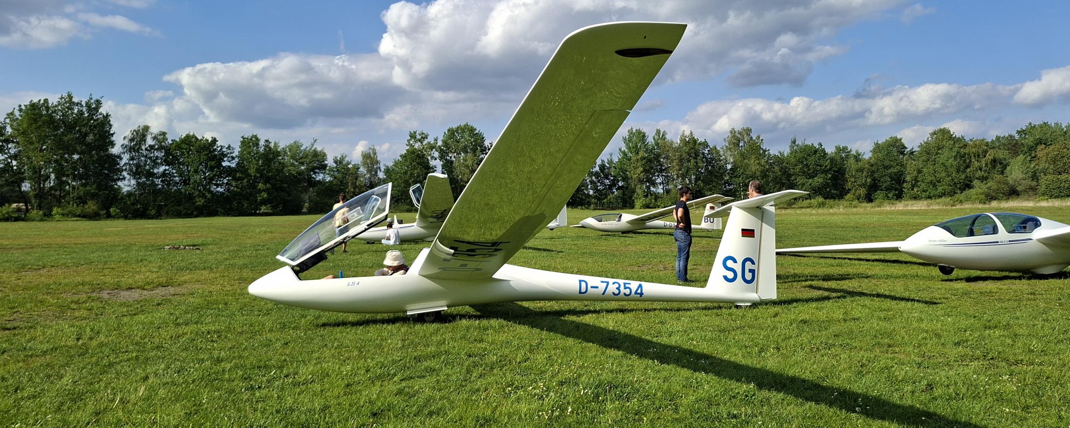 LS 4 SG am Start auf dem Segelflugplatz in Ehlershausen