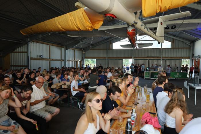 Landesjugendvergleichsfliegen 2023 abends in der Halle