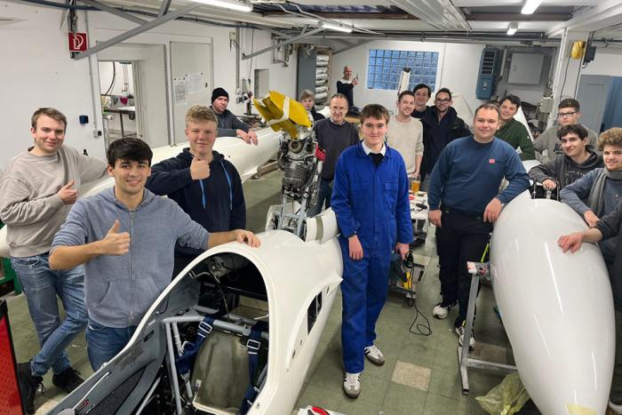 Mitglieder des LSV Burgdorf in der Werkstatt