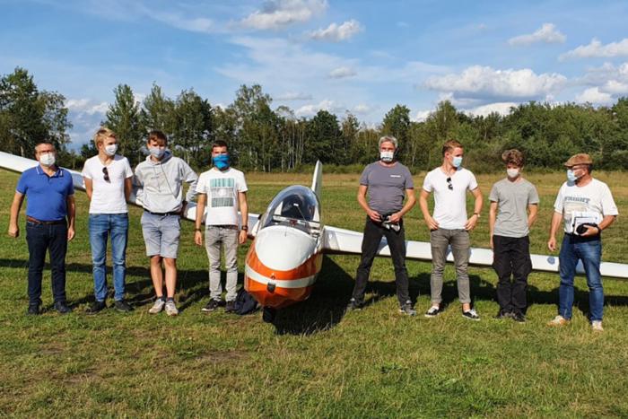 Sechs frischgebackene Piloten