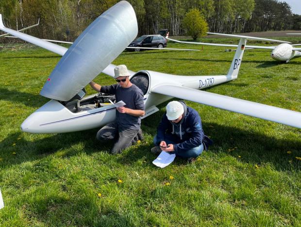 Flugvorbereitung Yannik Freund und Jona Krüger Flugvorbereitung Yannik Freund und Jona Krüger
