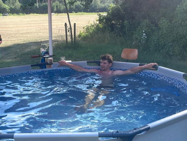 Justus im Pool