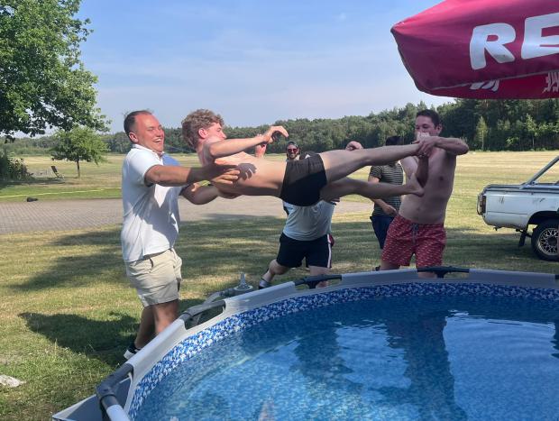 Ab in den Pool