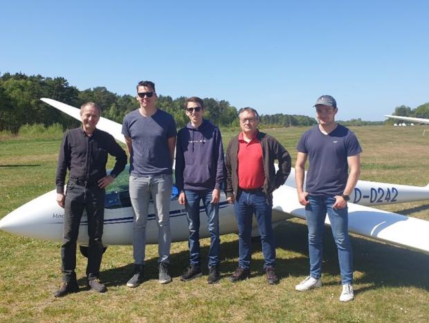 Bernhard Frettlöh (Ausbildungsleiter), Max Friedrich, Emil Büge, Dieter Obert (Prüfer) und Luca Vogt (Quelle: Carsten Vogt) Bernhard Frettlöh (Ausbildungsleiter), Max Friedrich, Emil Büge, Dieter Obert (Prüfer) und Luca Vogt (Quelle: Carsten Vogt)