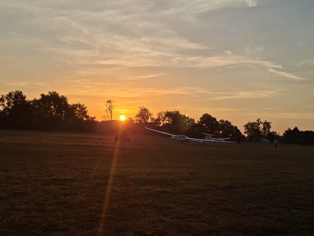 Sonne geht auf mit Flugzeug davor
