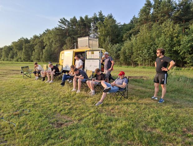 Sitzen morgens am Start