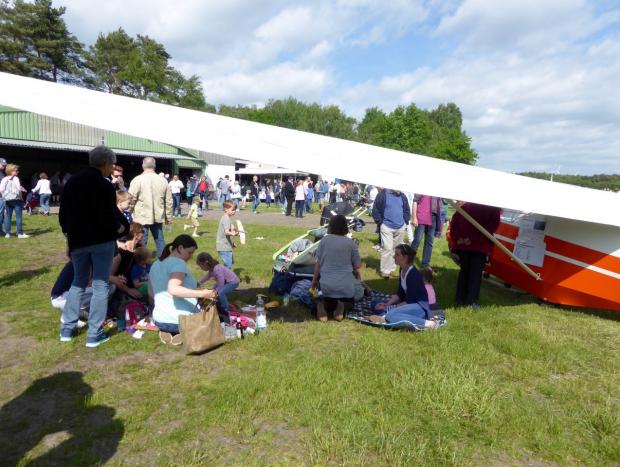 Ein schöner Tag auf dem Flugplatz in Ehlershausen zum Tag der offenen Tür Ein schöner Tag auf dem Flugplatz in Ehlershausen zum Tag der offenen Tür
