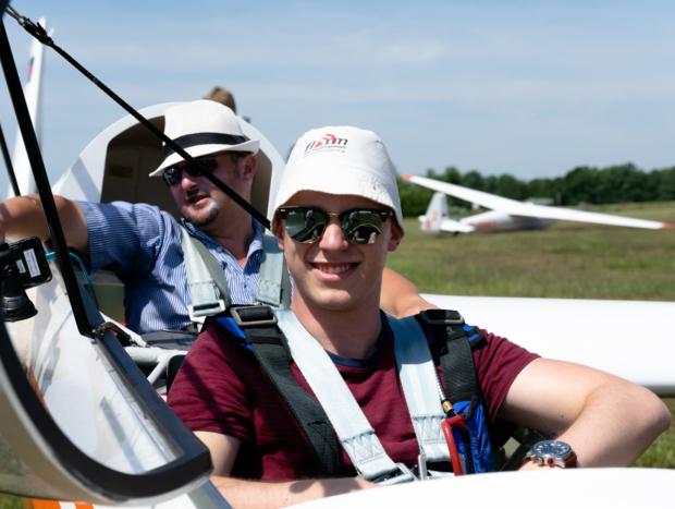 Technikschüler gehen in die Luft, hier mit Fluglehrer Charlie Dörfel Technikschüler gehen in die Luft, hier mit Fluglehrer Charlie Dörfel
